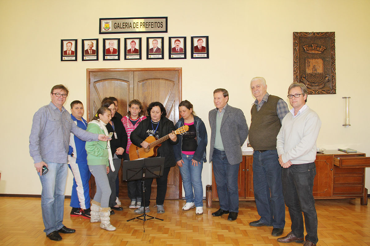 INTEGRANTES DA APAE VISITAM PREFEITO CASALI